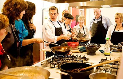Offrez-vous un cours de haute gastronomie française avec de grands chefs renommés.